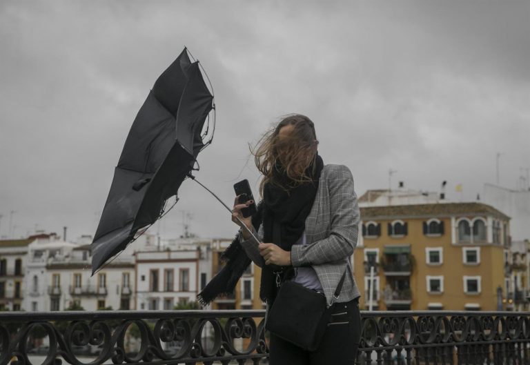 Lluvia, viento y olas ponen este sábado en riesgo a 14 CC.AA