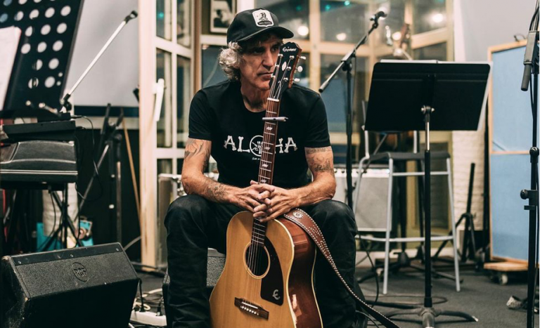 Mikel Erentxun en “Amigos de guardia” con otros artistas