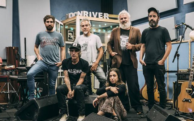 Mikel Erentxun en “Amigos de guardia” con otros artistas 1 Mikel Erentxun Amigos de guardia