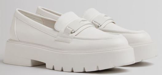 Mocasín detalle metalizado en Bershka