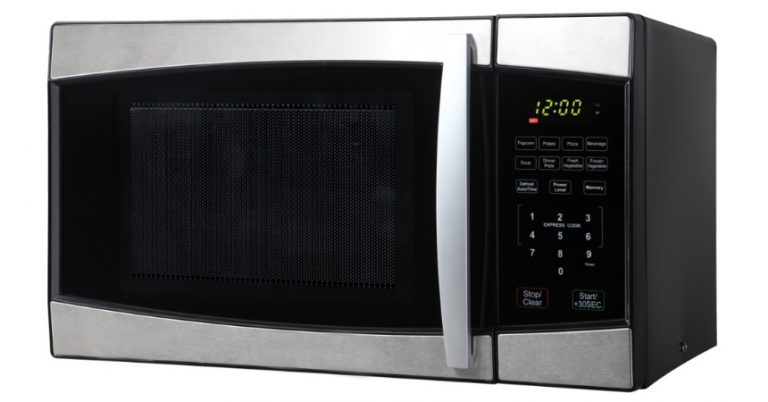 Por qué deberías meter una cuchara en el microondas cuando lo usas