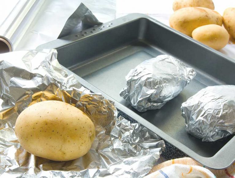 Por qué no deberías poner papel de aluminio en el suelo del horno