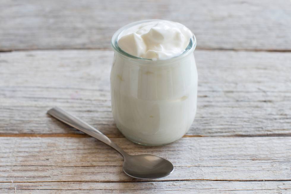 Por qué no deberías tirar el líquido del yogur