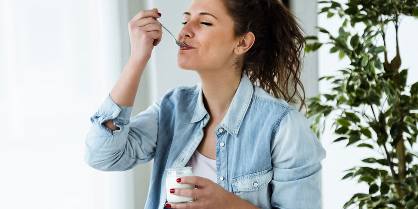 Por qué no deberías tirar el líquido del yogur