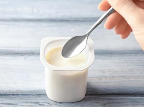 Por qué no deberías tirar el líquido del yogur Por qué no deberías tirar el líquido del yogur