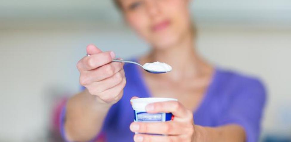 Por qué no deberías tirar el líquido del yogur