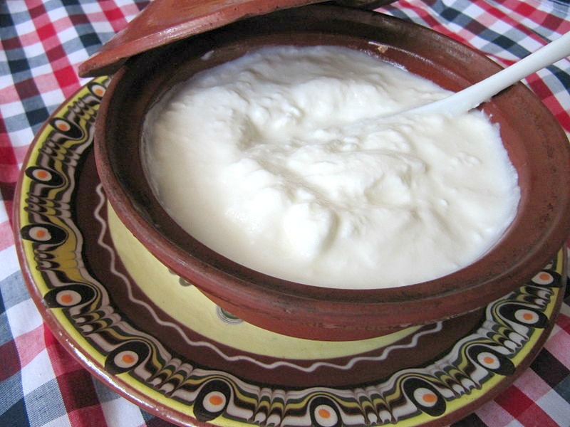Por qué no deberías tirar el líquido del yogur
