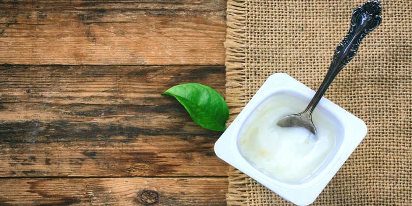 Por qué no deberías tirar el líquido del yogur