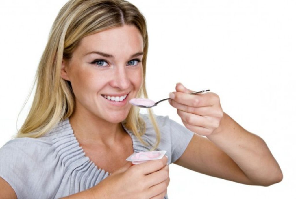 Por qué no deberías tirar el líquido del yogur