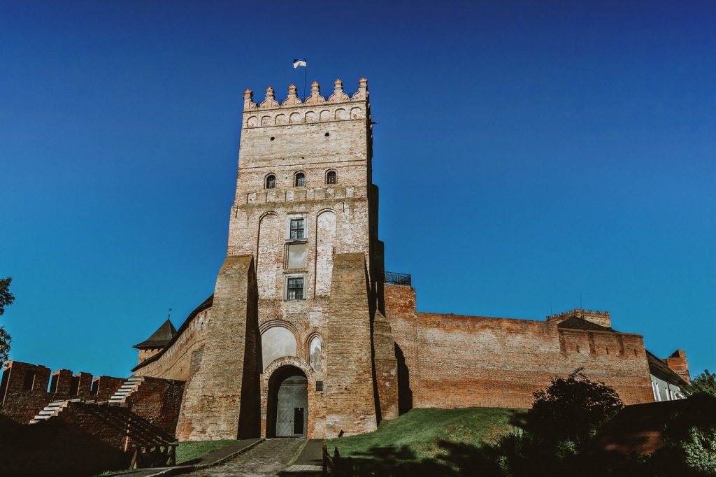 Qué elementos conforman el castillo medieval 