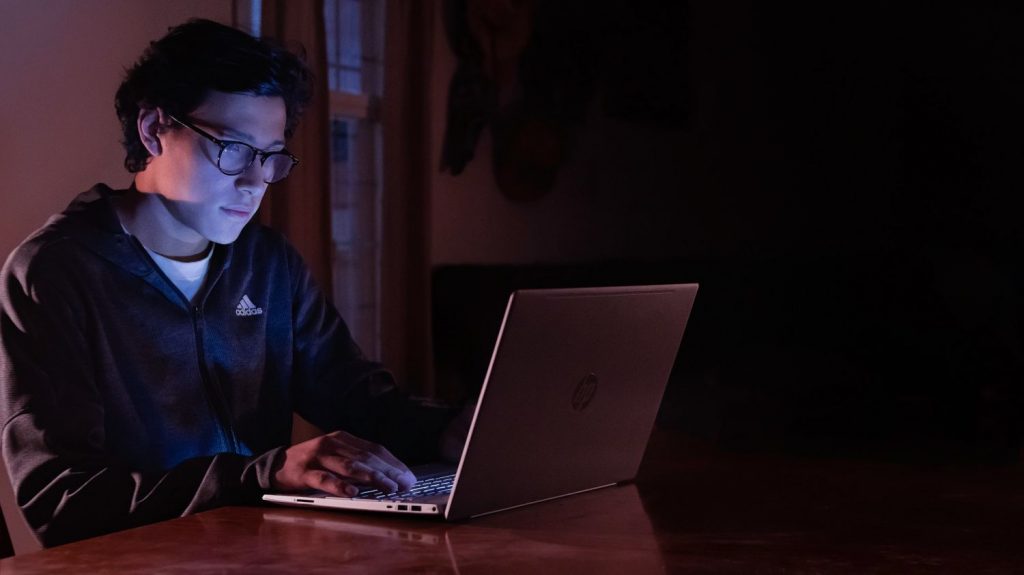 ¿Qué posibles trastornos puede sufrir una persona que tiene el síndrome del turno nocturno?