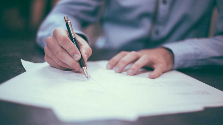 Qué es y cómo se rellena una hoja de reclamaciones