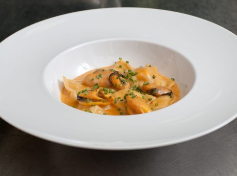 Raviolis de rodaballo y gambas con salsa de mejillones Horcher