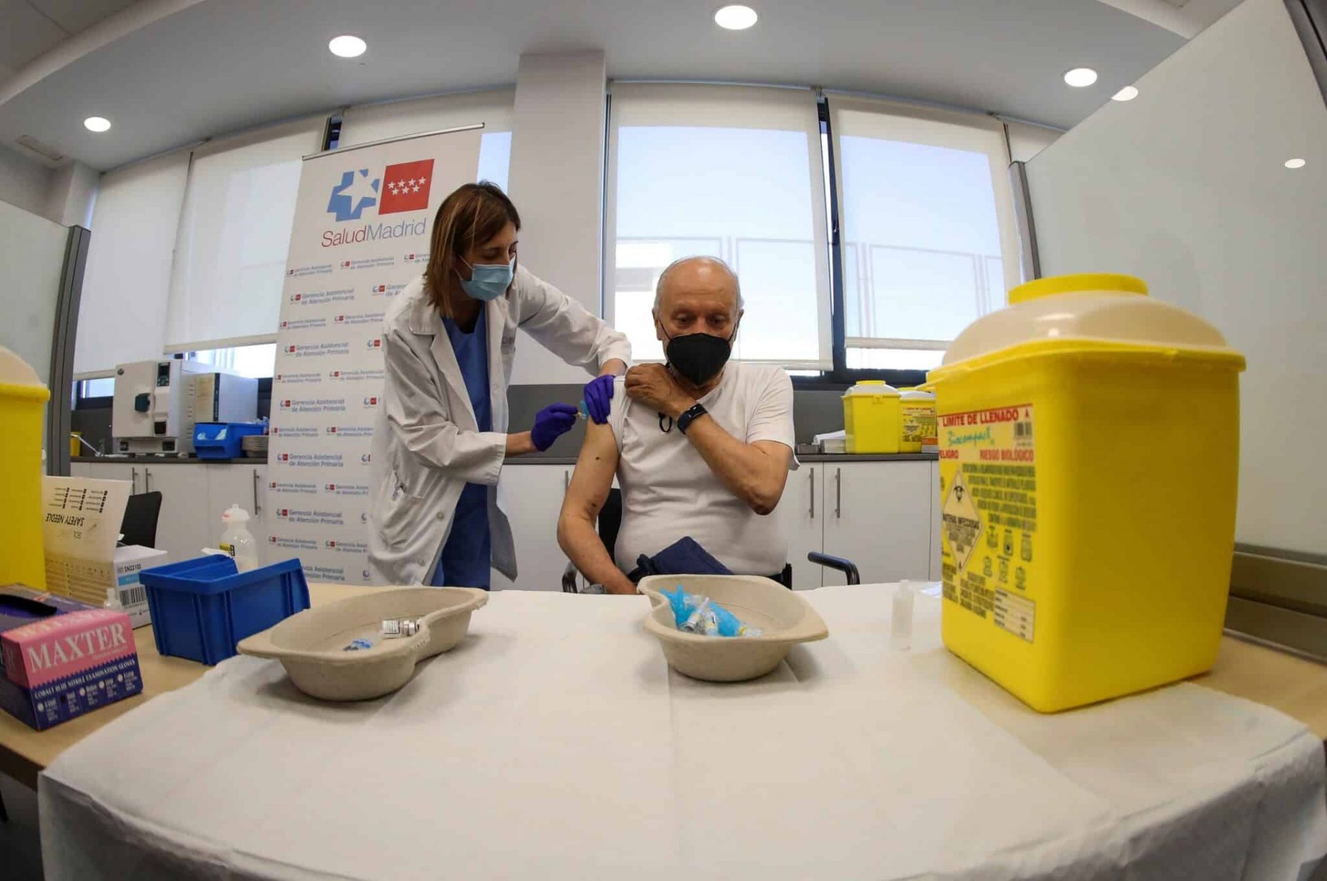 Los mayores de 70 estrenan los dos pinchazos contra la gripe y la covid