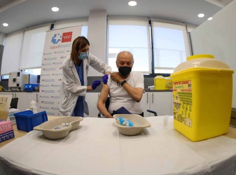 Los mayores de 70 estrenan los dos pinchazos contra la gripe y la covid