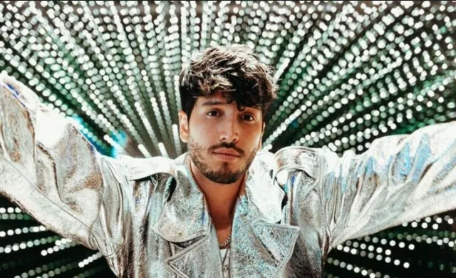 Sebastian Yatra tacones rojos