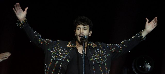 Sebastian Yatra tacones rojos