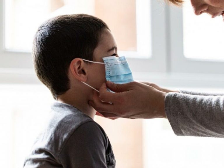 Un juez de Barcelona permite que un niño vaya a clase sin mascarilla por problemas médicos
