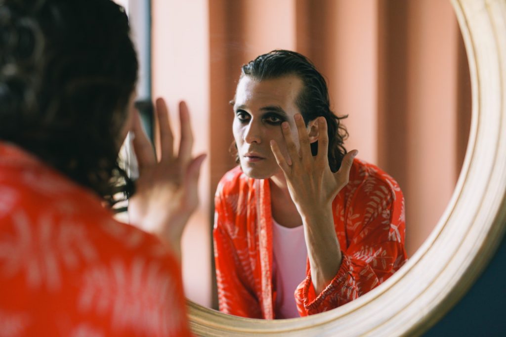 Un truco curioso que no sabías que serviría para el espejo limpiar 