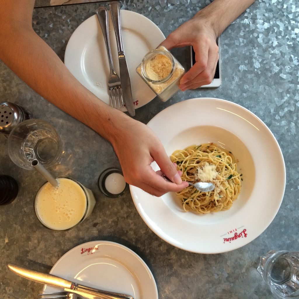 Espaguetis al cava: la receta deluxe que deja la carbonara por los suelos