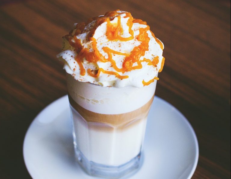 Así puedes hacer el caramel macchiato de Starbucks en casa