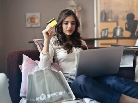 chica tarjeta ordenador