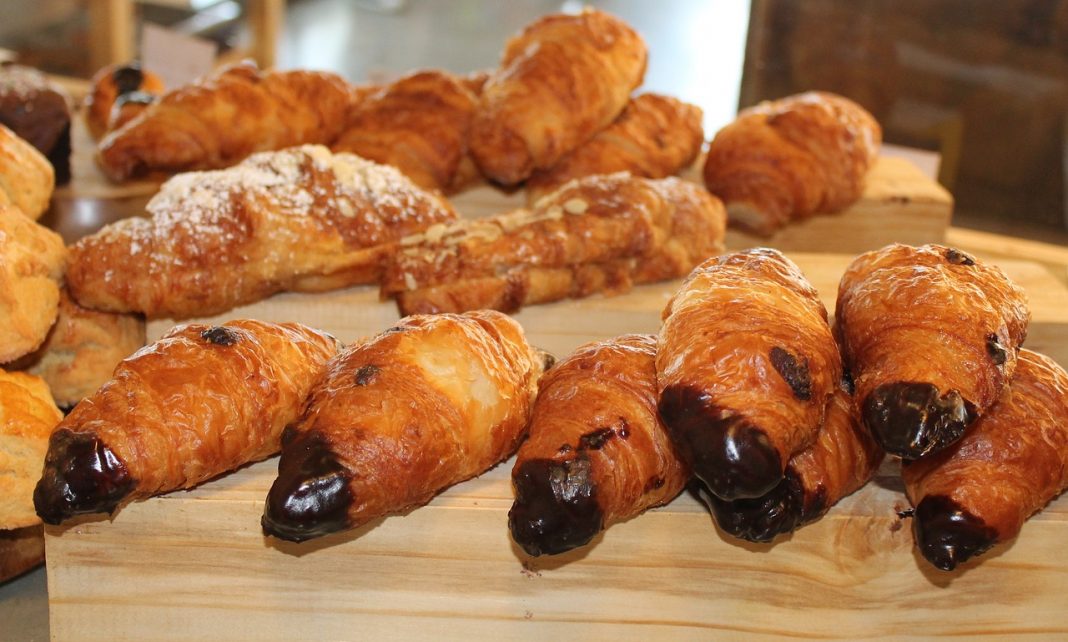 Cómo hacer croissant relleno de chocolate con hojaldre