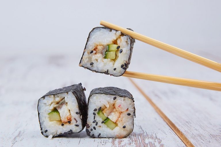 Los pasos que debes seguir para hacer un sushi de escándalo en casa