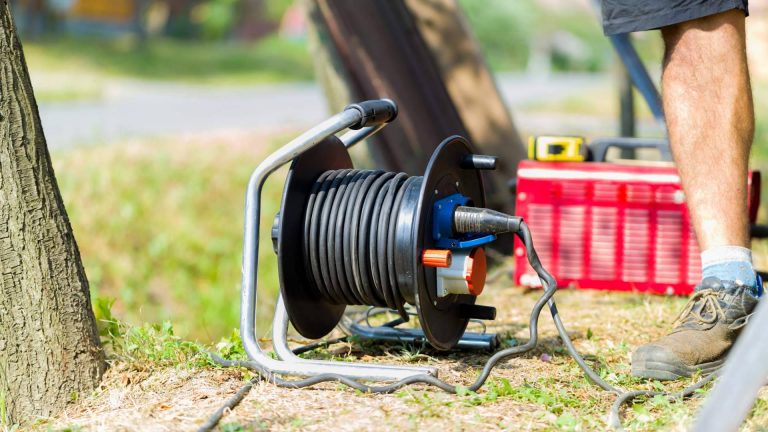 Ferretería24h.es ofrece los enrollacables con múltiples tomas EDM y protector