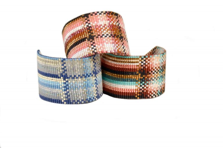 Los brazaletes de Dkary son el símbolo de un proyecto solidario