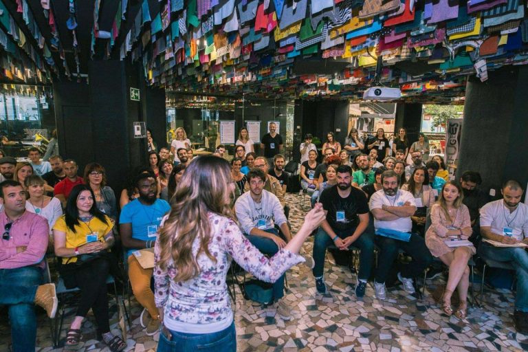 Aprender a controlar los nervios al hablar en público para comunicar a la perfección con el programa Traspasa la Pantalla de Mónica Galán