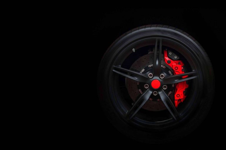 Las llantas negras aportan una elegancia única a los vehículos, por Todo Llantas Shop