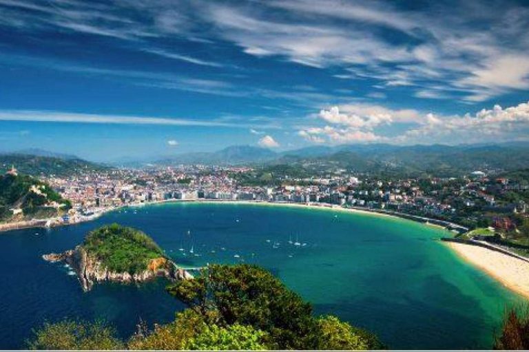 El Catamarán Ciudad San Sebastián ofrece la oportunidad de vivir eventos a bordo por la bahía de San Sebastián