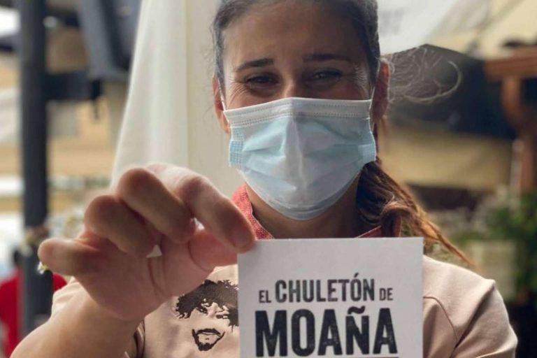 El hombre que pasea las carnes y Taberna A de Lino se constituyen como una referencia en carne y vino en Galicia