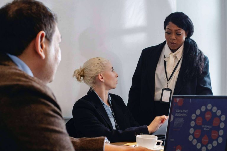 La asistencia de interpretación simultánea de forma online o presencial ofrecida por Elba Trad