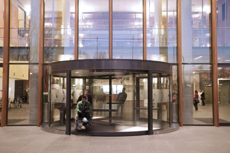 Empoderar un negocio mediante las puertas automáticas de ASSA ABLOY