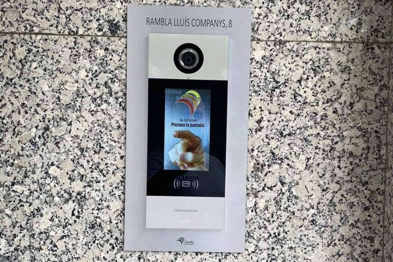 Las ventajas de instalar un videoportero táctil de SatVallès