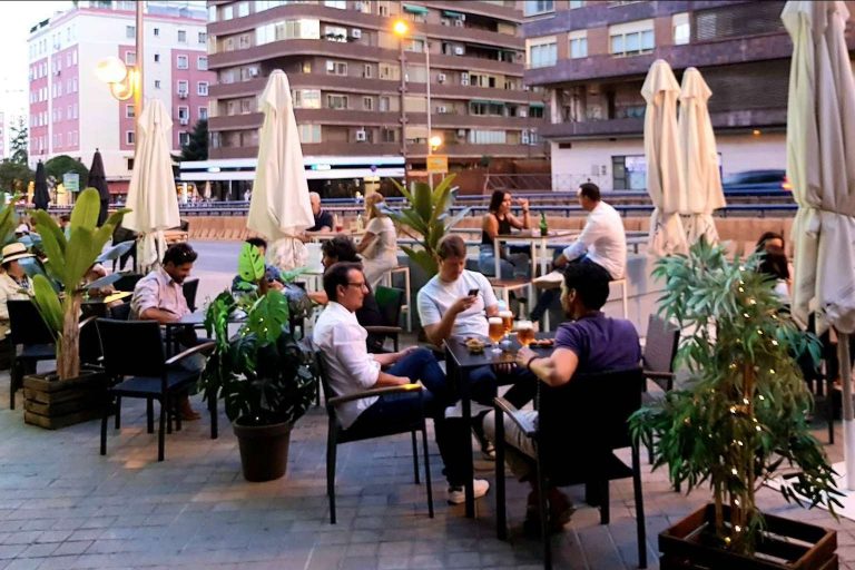Disfrutar de pintxos en Madrid en el bar moderno La Mentirosa
