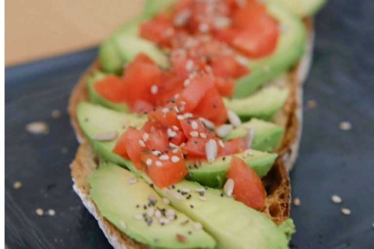 Tostadas de aguacate y café, la propuesta del Patio Vertical de Madrid para disfrutar de un desayuno