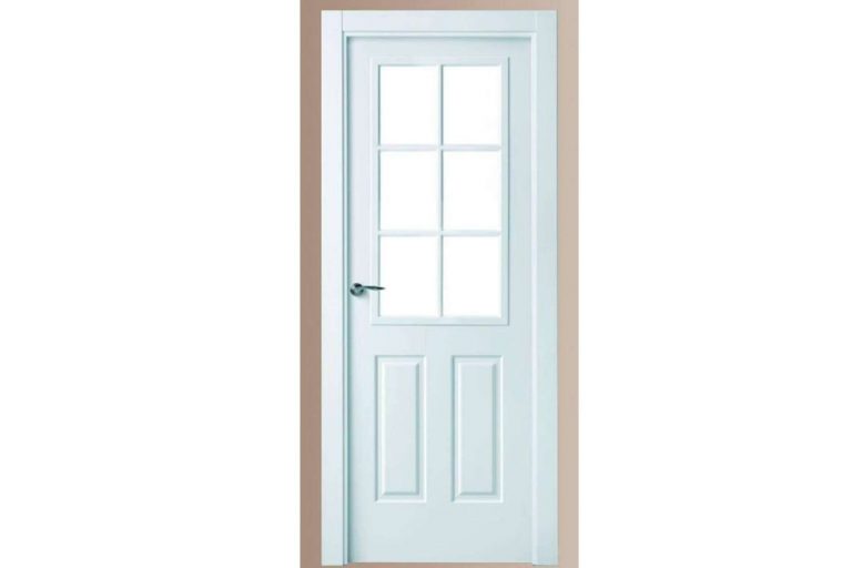 Las puertas blancas interior que ofrece Losma Studio permiten armonizar los espacios