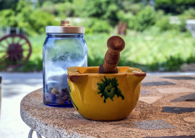 Alioli: así puedes hacer el de verdad sin batidora ni huevo