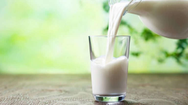 Leche semidesnatada: las mejores marcas según la OCU