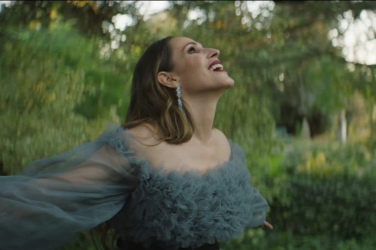 Malú agita los sentidos con 'Se busca'