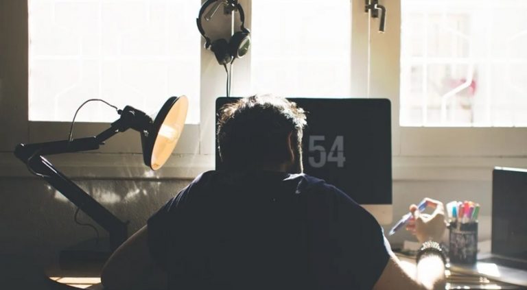 Naturgy, del lado del consumidor, fija una tarifa estable de la luz