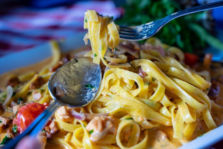 Espaguetis al cava: la receta deluxe que deja la carbonara por los suelos