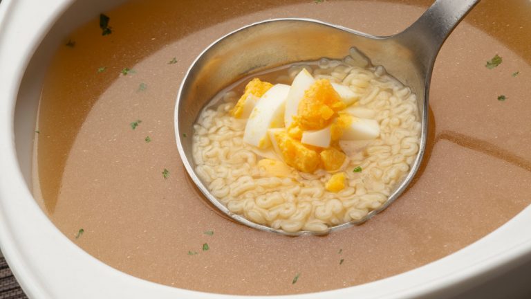La base de Arguiñano para hacer una sopa de cocido de escándalo
