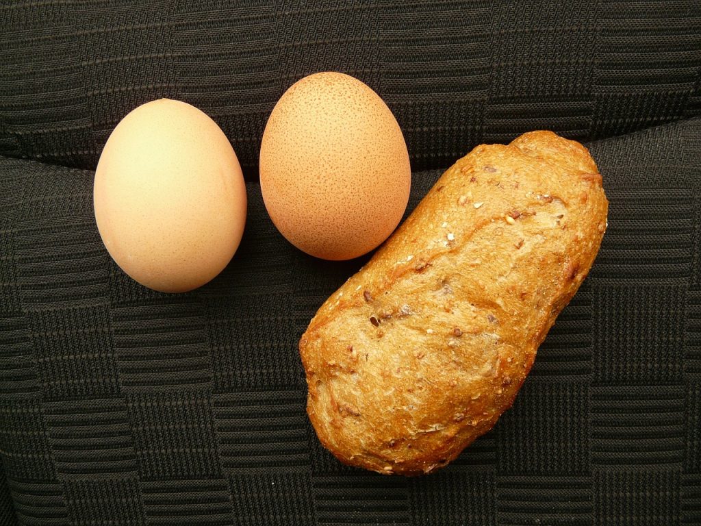 Huevos tontos: cómo prepararlos y aprovechar el pan duro