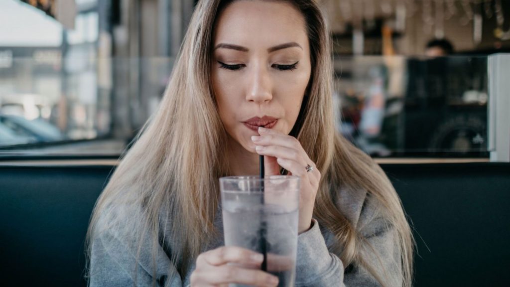 Qué le pasa a tu cerebro si no bebes bastante agua