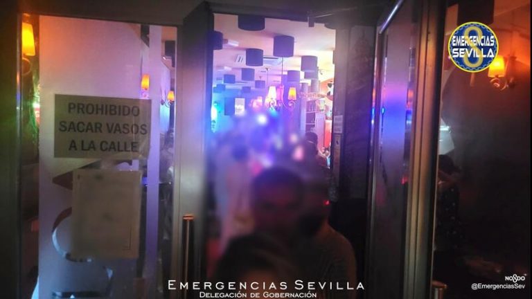 Desalojan a 2.856 personas de 4 establecimientos que celebraban Halloween en Sevilla