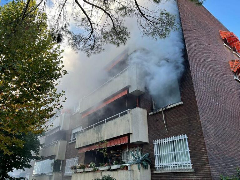 Un joven sufre quemaduras y un hombre resulta intoxicado en el incendio de una vivienda en Pozuelo de Alarcón